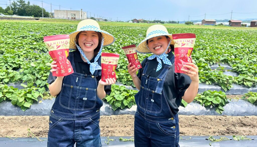 さつまいも茶を手に持つスタッフ
